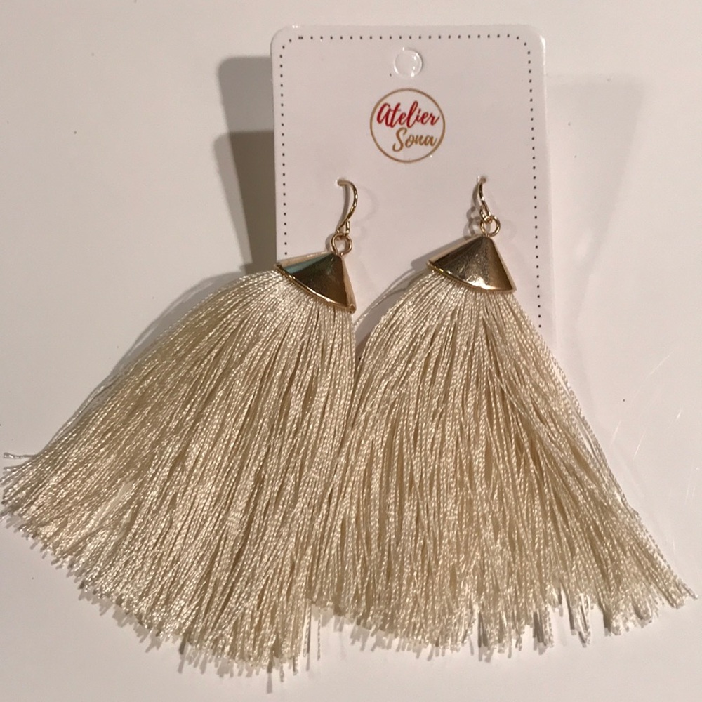 GORGEOUS BRUSHED GOLD CAP CREAM TASSEL EARRINGS!!